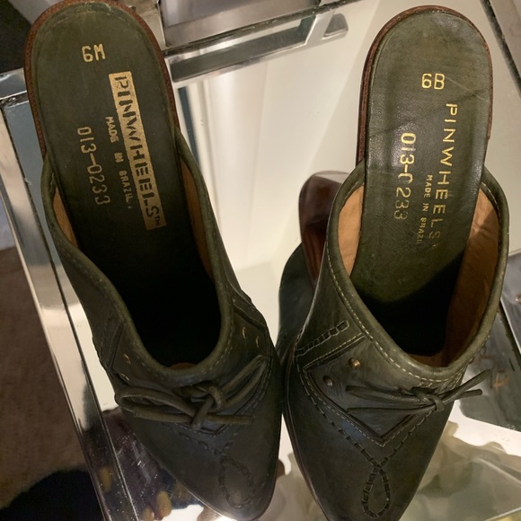 Vintage pair of Pinwheels high heel clogs - Picture 3 of 3